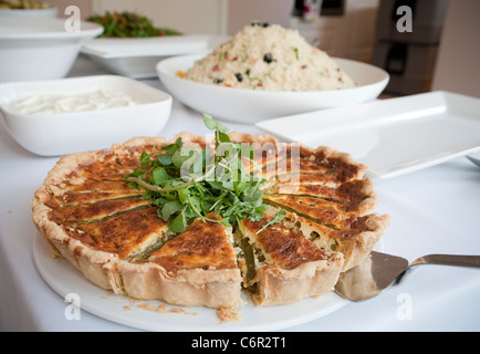 Set di pasto fuori su una tabella per la scelta, tavola fredda, buffet a parte, quiche Foto Stock