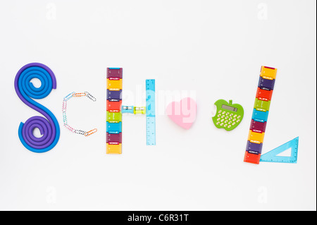 Scuola di parola utilizzando la scuola per bambini fermo su sfondo bianco Foto Stock