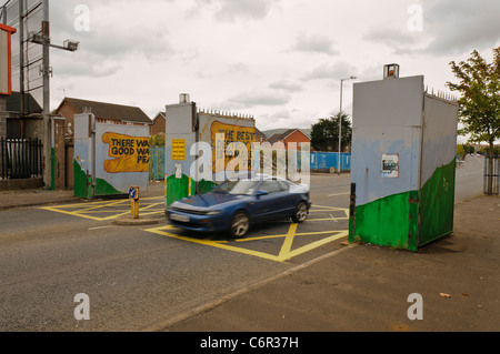 Aprire i cancelli su una strada in corrispondenza di uno dei Belfast "Pace muri " Foto Stock
