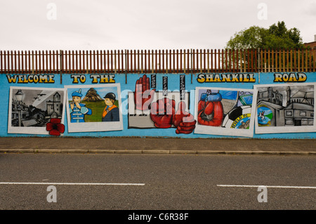 Murale vistitors accogliente per la Shankill Road. "Siamo orgogliosi, ribelle, accogliente' Foto Stock