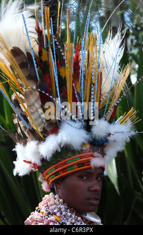 Tribeswoman della Papua Nuova Guinea con incredibile copricapo ornato con piume da uccelli del Paradiso Foto Stock