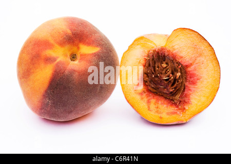 Prunus persica. Peschi su sfondo bianco Foto Stock