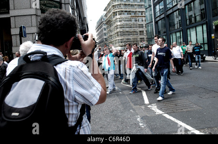 Da lontano-ala destra Inglese Lega di difesa e di protesta UAF contro-protesta nella zona est di Londra il 3 settembre 2011. Foto Stock