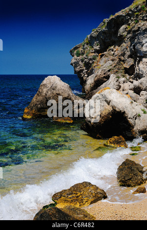 Spiaggia rocciosa, Crimea, Ucraina Foto Stock