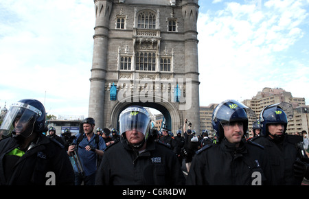 Da lontano-ala destra Inglese Lega di difesa e di protesta UAF contro-protesta nella zona est di Londra il 3 settembre 2011. Foto Stock