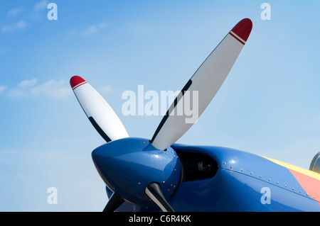 Piano bianco elica sul cielo blu sullo sfondo Foto Stock