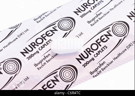 Un blister di 200mg di ibuprofene Nurofen caplet per il sollievo del dolore su sfondo bianco Foto Stock