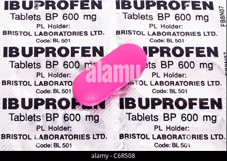 Un ulteriore forza rosa 600mg di ibuprofene compressa su una confezione in blister Foto Stock