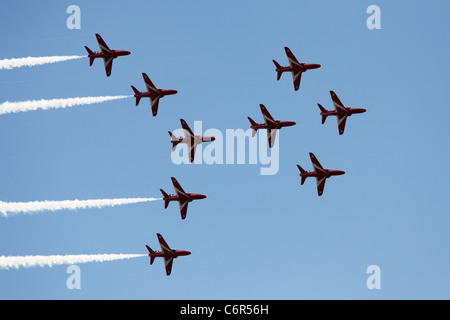 "Frecce rosse' Hawk T1 getti battenti in Viggen formazione contro il cielo blu, England, Regno Unito Foto Stock