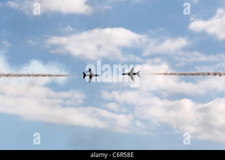 Due "frecce rosse' Hawk T1 getti battenti "testa a testa" a velocità in un pericoloso ed emozionante crossover display antenna, England, Regno Unito Foto Stock