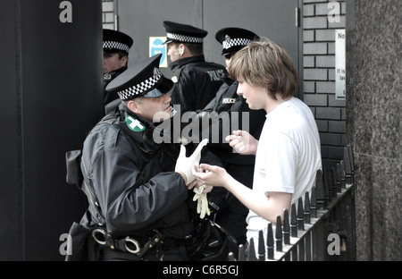 Jules Mattsson, NUJ premere fotografo, viene trattata per ustioni dopo essere stato aggredito mentre copre la zona est di Londra EDL protesta. Foto Stock