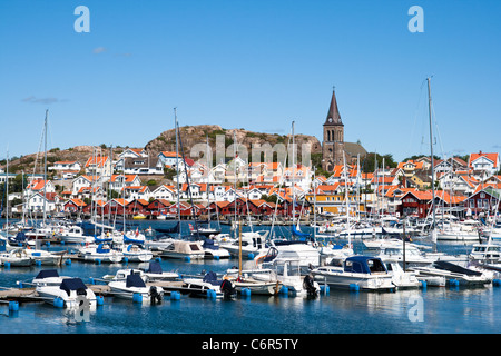 Yachts in un porto di pesca della Svezia Fjällbacka del villaggio. Foto Stock