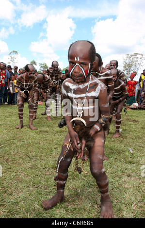 Raro Tribesmen di Papua Nuova Guinea da Ambullua nella regione delle Highlands vicino a Mt. Wilhelm Foto Stock