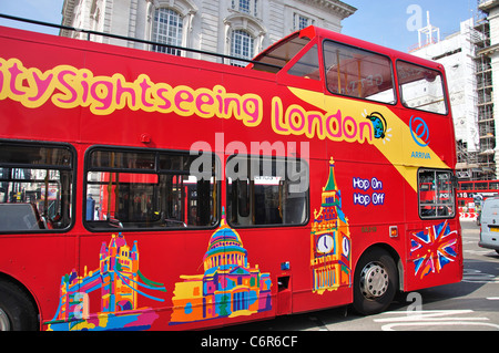 Visita turistica della città: Autobus scoperto Hop-On Hop-Off, Piccadilly Circus, Soho, West End, City of Westminster, Londra, Greater London, Inghilterra, Regno Unito Foto Stock