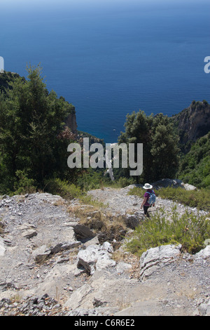 Vista della strada di Amalfi e la costa come si vede dalla scoscesa Sentiero degli Dei, il percorso degli dèi, sulla costiera amalfitana Foto Stock