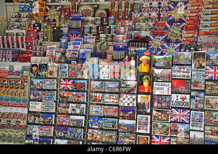 Pressione di stallo di souvenir, Piccadilly Circus, Soho, West End, la City of Westminster, London, Greater London, England, Regno Unito Foto Stock