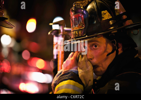 Fireman prendendo una pausa Foto Stock