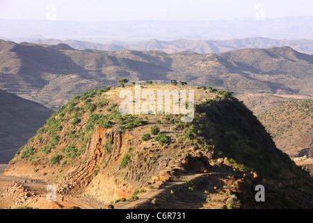 Una vista panoramica di una montagna con le gamme della montagna in background Foto Stock