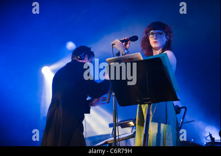 Alice concedere a cantare con il Matthew Herbert Big Band sul palco a Brecon Jazz Festival 2011 Foto Stock