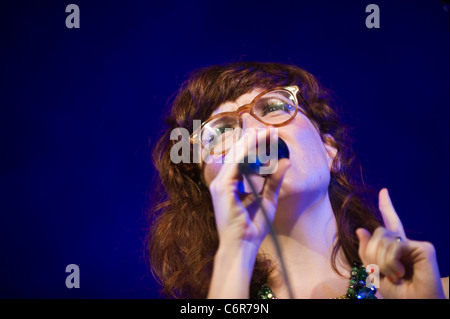 Alice concedere a cantare con il Matthew Herbert Big Band sul palco a Brecon Jazz Festival 2011 Foto Stock