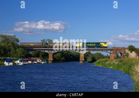 70003 capi 4V57 Rugeley PS - Stoke Gifford vuoto del carbone attraverso Eckington il 7 giugno 2011. Foto Stock