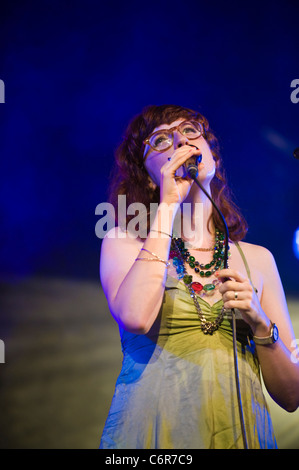 Alice concedere a cantare con il Matthew Herbert Big Band sul palco a Brecon Jazz Festival 2011 Foto Stock