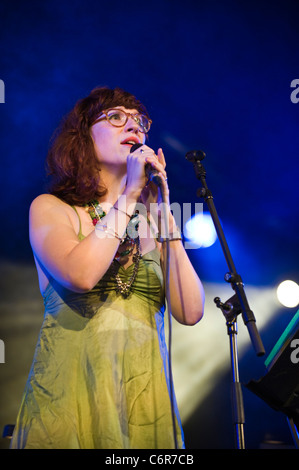 Alice concedere a cantare con il Matthew Herbert Big Band sul palco a Brecon Jazz Festival 2011 Foto Stock