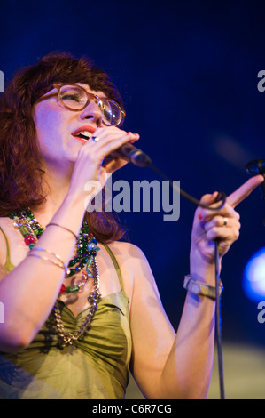 Alice concedere a cantare con il Matthew Herbert Big Band sul palco a Brecon Jazz Festival 2011 Foto Stock