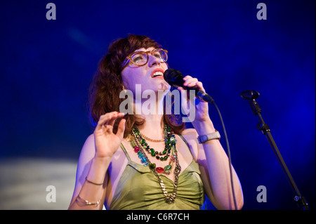 Alice concedere a cantare con il Matthew Herbert Big Band sul palco a Brecon Jazz Festival 2011 Foto Stock