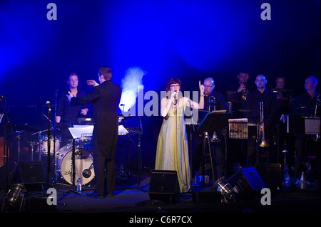 Alice concedere a cantare con il Matthew Herbert Big Band sul palco a Brecon Jazz Festival 2011 Foto Stock