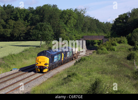 37218 & 37601 'Classe 37 -cinquant' testa attraverso Croome in Worcestershire con 6V73 04:33 Crewe - Berkeley pallone. Foto Stock