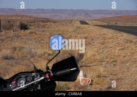 La polvere strada che corre attraverso il Richtersveld con moto di close-up Foto Stock