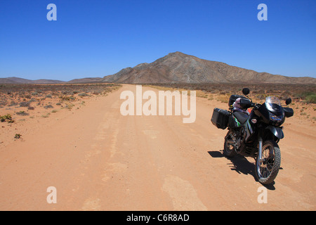 La polvere strada che corre attraverso il Richtersveld con moto Foto Stock