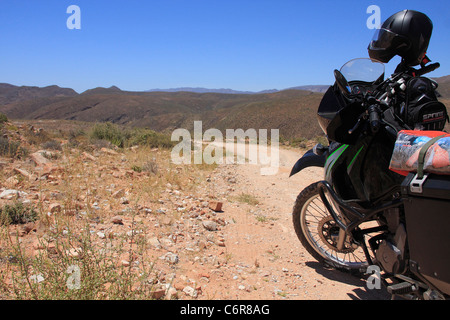 La polvere strada che corre attraverso il Richtersveld con moto Foto Stock