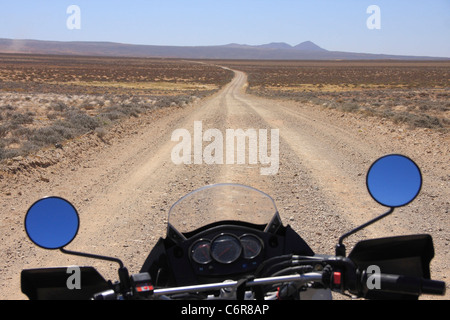 La polvere strada che corre attraverso il Richtersveld con close-up del motociclo Foto Stock