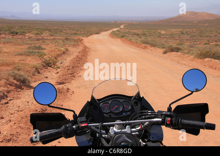 La polvere strada che corre attraverso il Richtersveld con close-up del motociclo Foto Stock