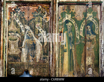 Sparham, Norfolk, Rood Screen, danza di morte pannelli maschio e femmina scheletri scheletro pannello verniciato Verniciatura pannelli dipinti Foto Stock