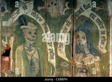 Sparham, Norfolk, Rood Screen, danza di morte, dettaglio di maschio e femmina scheletri pannello verniciato pannelli interni interni Foto Stock