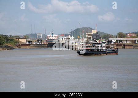 Vista del Canale di Panama che mostra le normali operazioni fatto in lavoro regolare del percorso. Foto Stock