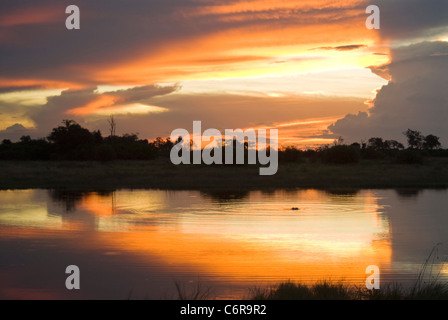 Tramonto sul fiume con enormi nubi riflessi nell'acqua Foto Stock