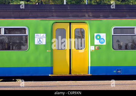 Network West Midlands treno a Leamington Spa stazione ferroviaria, Warwickshire, Inghilterra, Regno Unito Foto Stock