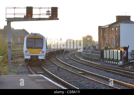 Un inizio di mattina Chiltern Railways treno in partenza Leamington Spa stazione, Warwickshire, Regno Unito Foto Stock