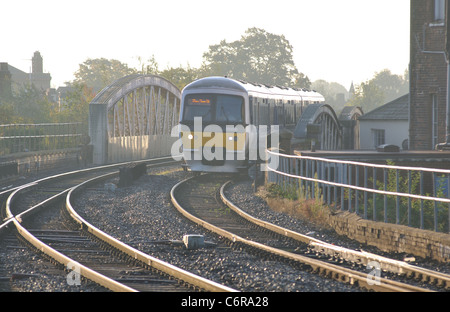 Un inizio di mattina Chiltern Railways Treno in avvicinamento a Leamington Spa stazione, Warwickshire, Regno Unito Foto Stock