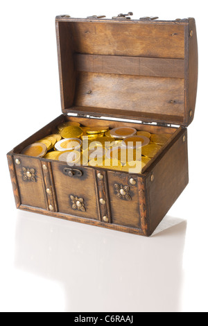 Aprire la scatola piena con oro monetario in euro Foto Stock