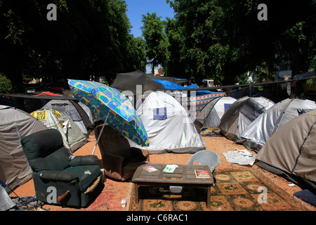 Gli israeliani in Campeggio in tenda città composto in Rothschild avenue a Tel Aviv durante una manifestazione di protesta contro il vertiginoso aumento dei prezzi di alloggiamento in Israele. La giustizia sociale protestare anche chiamato tende protesta erano una serie di manifestazioni in Israele a partire dal mese di luglio 2011 coinvolge centinaia di migliaia di manifestanti da una varietà di socio-economica opponendosi al continuo aumento del costo della vita in particolare l'alloggiamento. Foto Stock