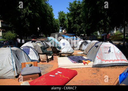 Gli israeliani in Campeggio in tenda città composto in Rothschild avenue a Tel Aviv durante una manifestazione di protesta contro il vertiginoso aumento dei prezzi di alloggiamento in Israele. La giustizia sociale protestare anche chiamato tende protesta erano una serie di manifestazioni in Israele a partire dal mese di luglio 2011 coinvolge centinaia di migliaia di manifestanti da una varietà di socio-economica opponendosi al continuo aumento del costo della vita in particolare l'alloggiamento. Foto Stock