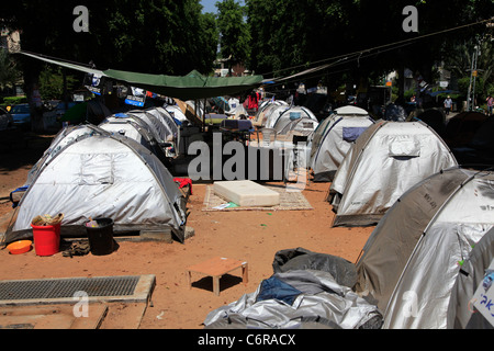 Gli israeliani in Campeggio in tenda città composto in Rothschild avenue a Tel Aviv durante una manifestazione di protesta contro il vertiginoso aumento dei prezzi di alloggiamento in Israele. La giustizia sociale protestare anche chiamato tende protesta erano una serie di manifestazioni in Israele a partire dal mese di luglio 2011 coinvolge centinaia di migliaia di manifestanti da una varietà di socio-economica opponendosi al continuo aumento del costo della vita in particolare l'alloggiamento. Foto Stock