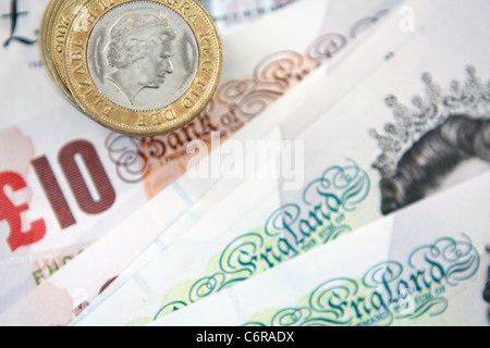 Sterling £2 monete sulla parte superiore della sterlina note Foto Stock