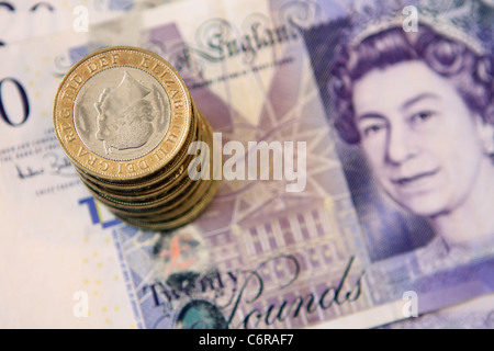 Sterling £2 monete sulla parte superiore della sterlina note Foto Stock