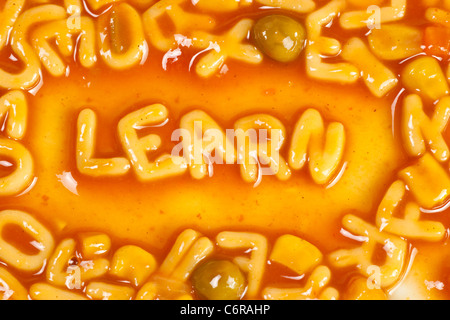 Alfabeto pasta sagomato formante la parola imparare in salsa di pomodoro Foto Stock
